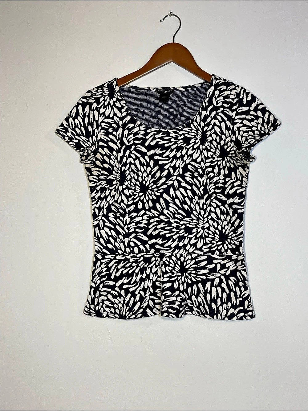 Ann Taylor Abstract Print Short Sleeve Top Size XS Like New